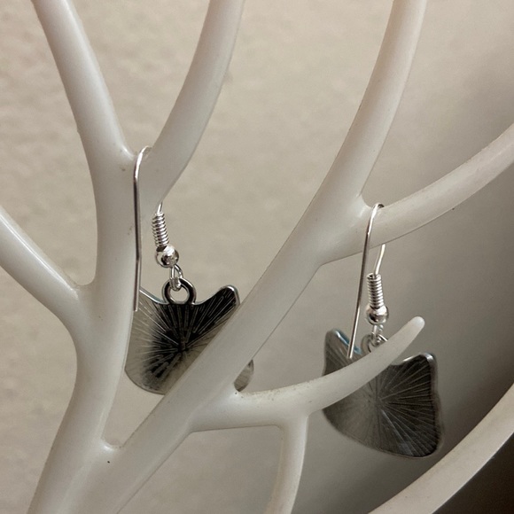 5/$10❤️❤️❤️NEW Enamel Tibetan Silver Cat Dangling Earrings by Alyce Rancour - Picture 3 of 4